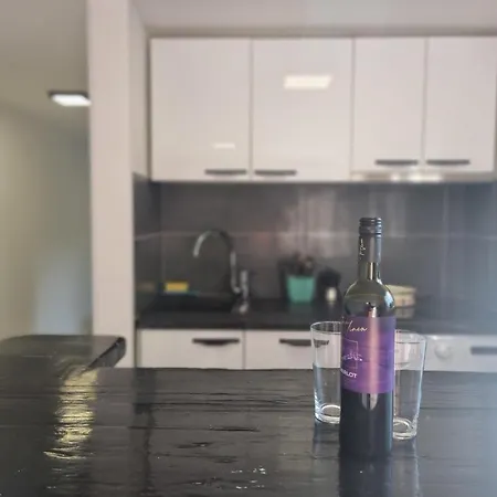 Luna - 50 M Od Mora Apartman Njivice