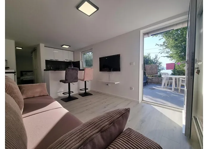 Luna - 50 M Od Mora Apartman Njivice