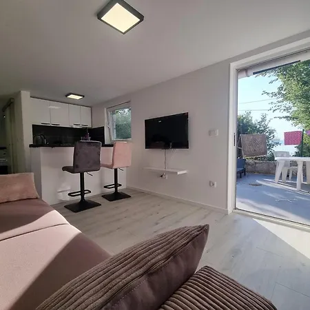 Luna - 50 M Od Mora Apartment Njivice